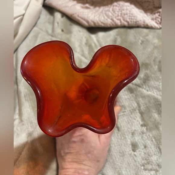 Elegant Red Glass Vase - Picture 4 of 5